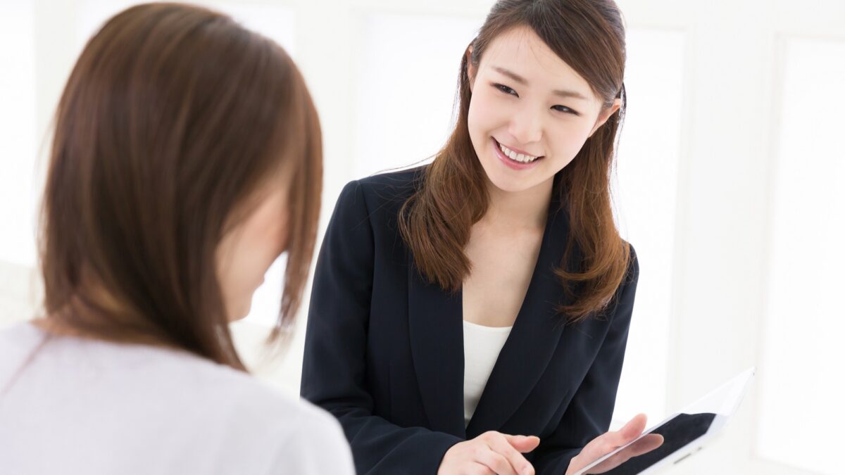 面談する女性